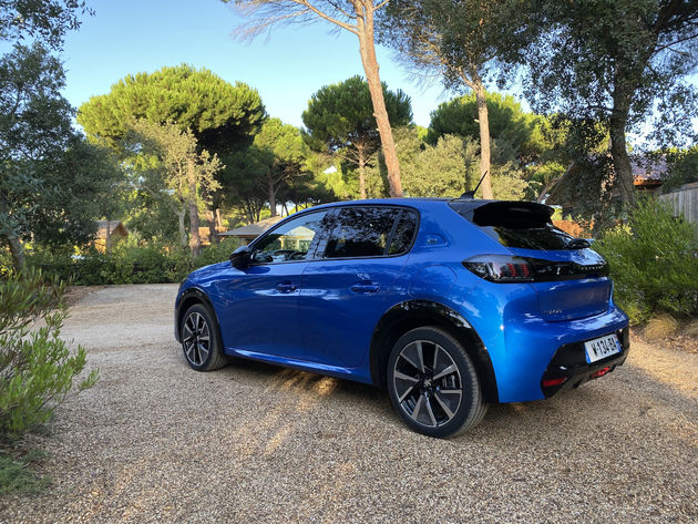 De nieuw Peugeot e-208 nu echt op de weg