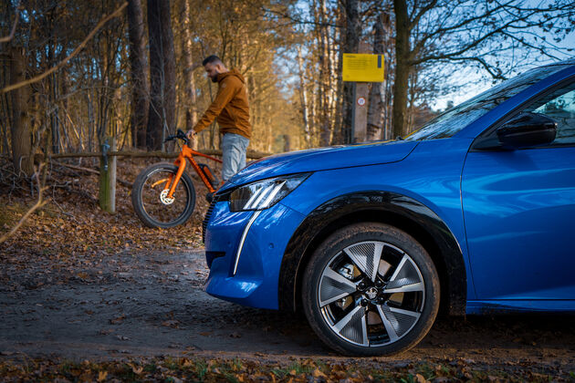 peugeot-e208-Front_Side