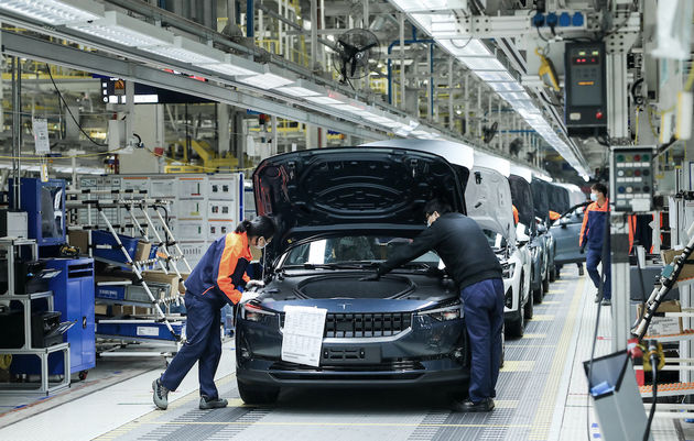 De productie van de Polestar 2 in de nieuwe fabriek in Luqiao, China.