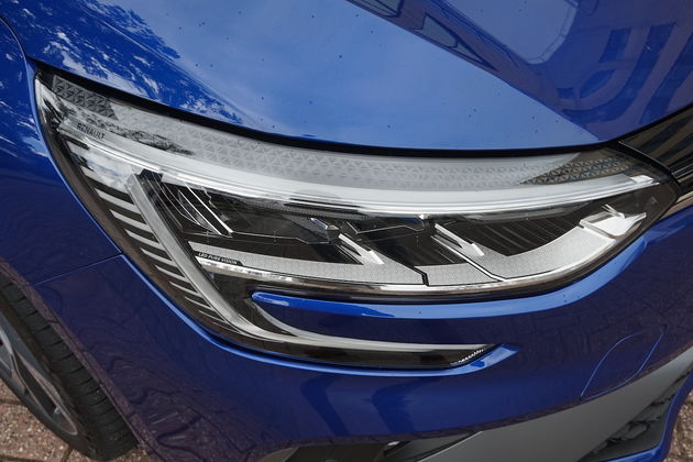 Renault_Megane_E-Tech_headlights