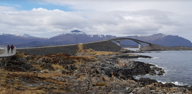 De Storseisundet brug tussen Averu00f8y en het schiereiland Romsdalshalvu00f8ya.